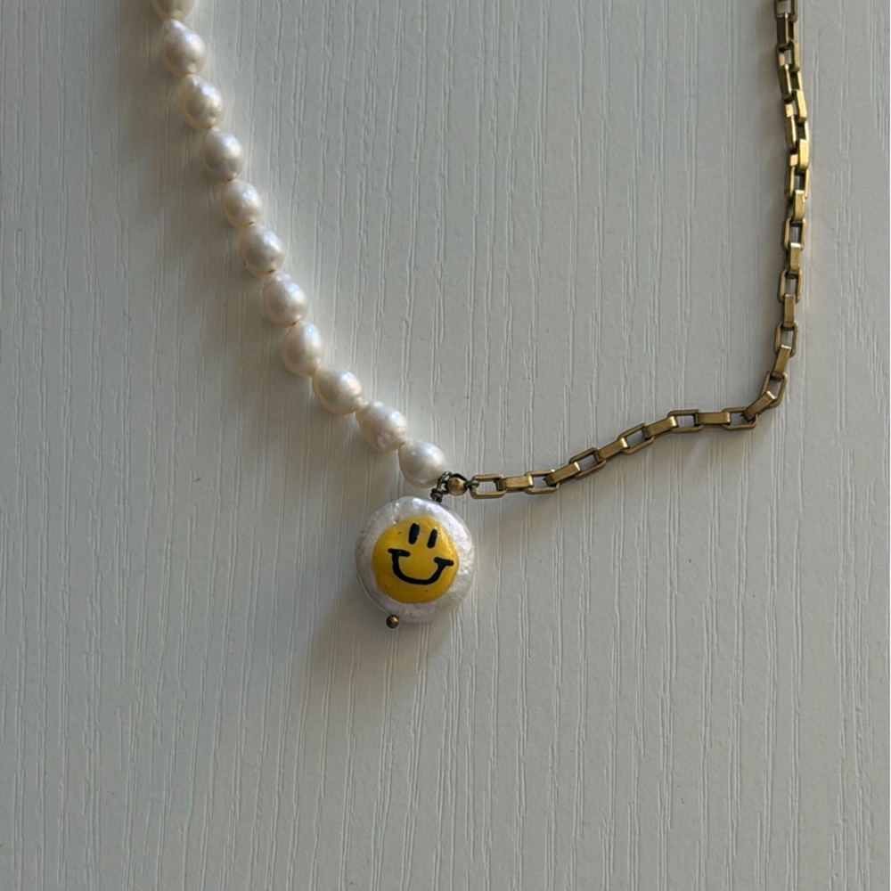Martha Calvo Smiley Face Pearl and Gold Chain Bracelet - Picture 2 of 2
